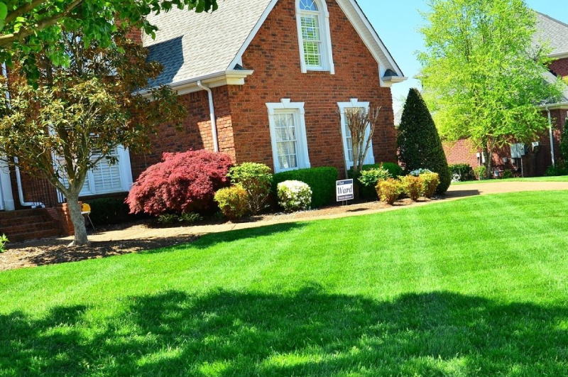 10-Landscaping-Ideas-to-Improve-the-Appearance-of-Your-Front-Yard1